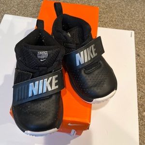 Nike Team Hustle D8 Toddler 8C Black and Metallic Silver/white with box